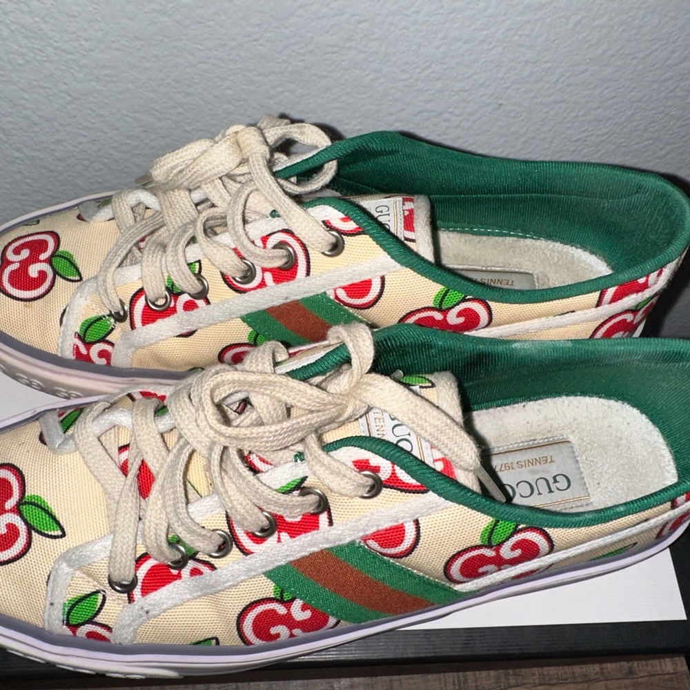 Women Gucci sneakers